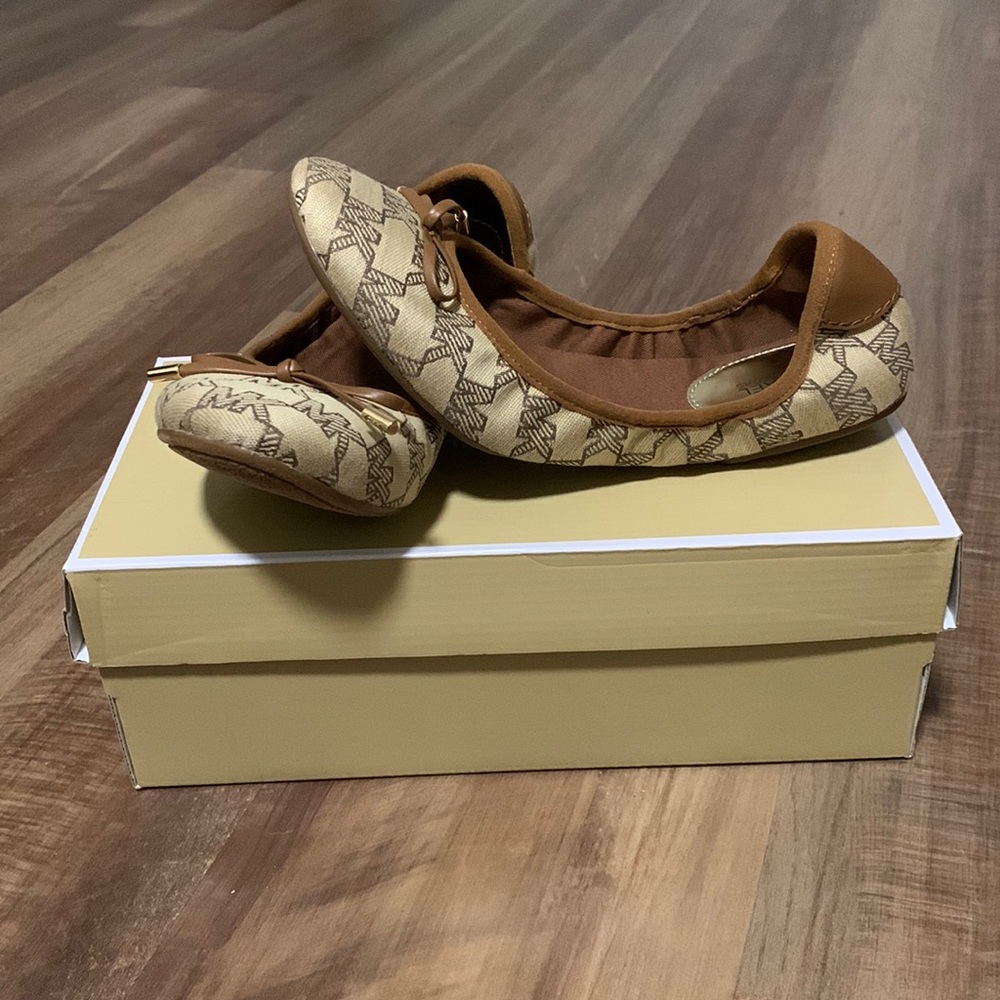 Michael Kors Size 7.5 Beige/Ebony City Ballet Flat
